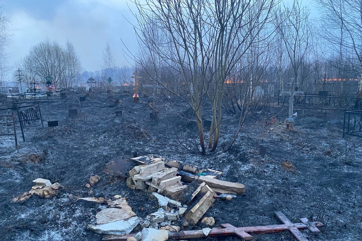 На  кладбище в Тверской области бушует пожар