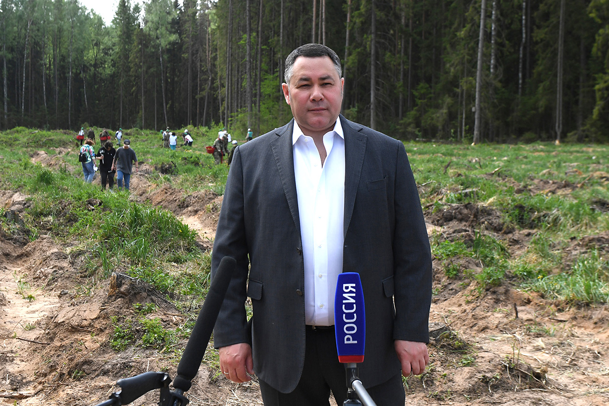Губернатор Тверской области вместе со школьниками высадил молодые ели в деревне под Тверью