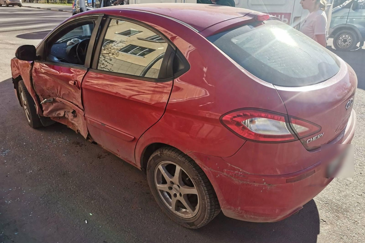 Водитель пострадал при столкновении двух авто в Тверской области