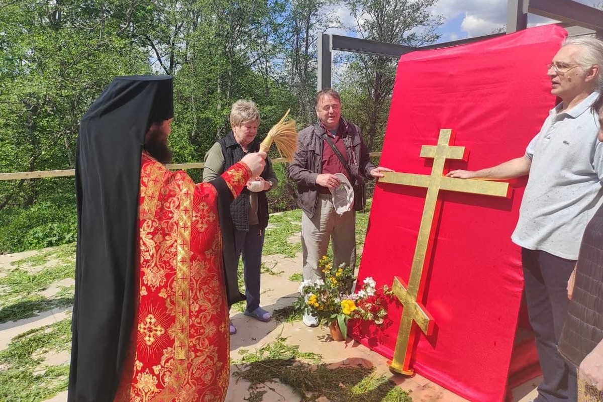 В Старицком районе на колокольню древнего Покровского храма установили крест