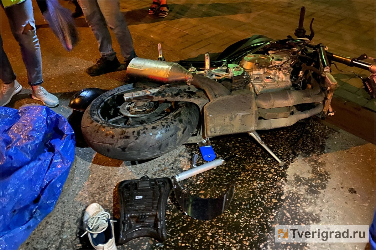 В Твери мотоциклист погиб в страшном ДТП на Пожарной площади