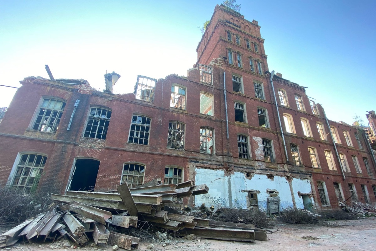 В Тверской области варварски разрушают старинную фабрику