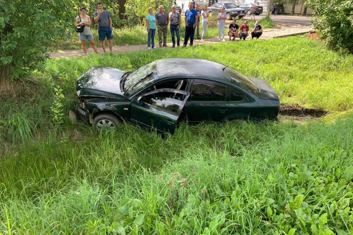 В Ржеве столкнулись Volkswagen и «Лада»: пострадали двое