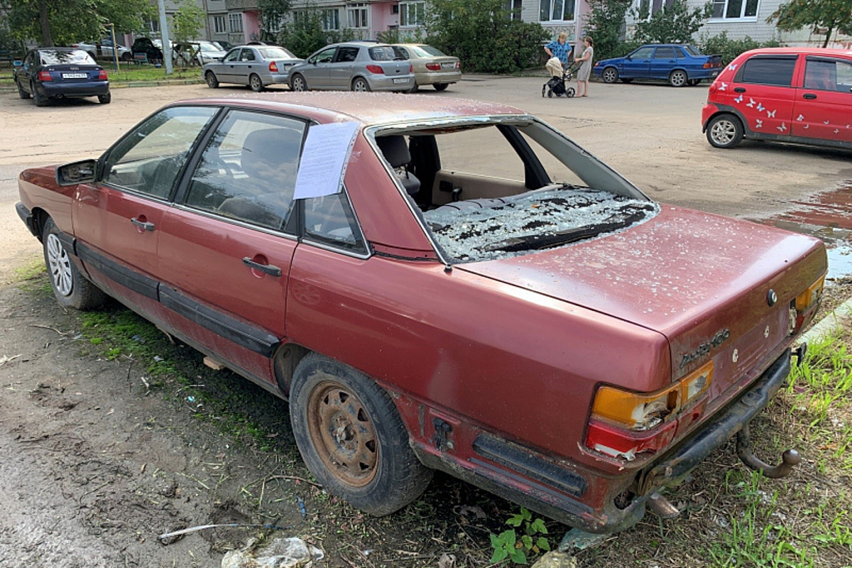В Твери чиновники требуют от водителя уничтожить оставленную во дворе Audi
