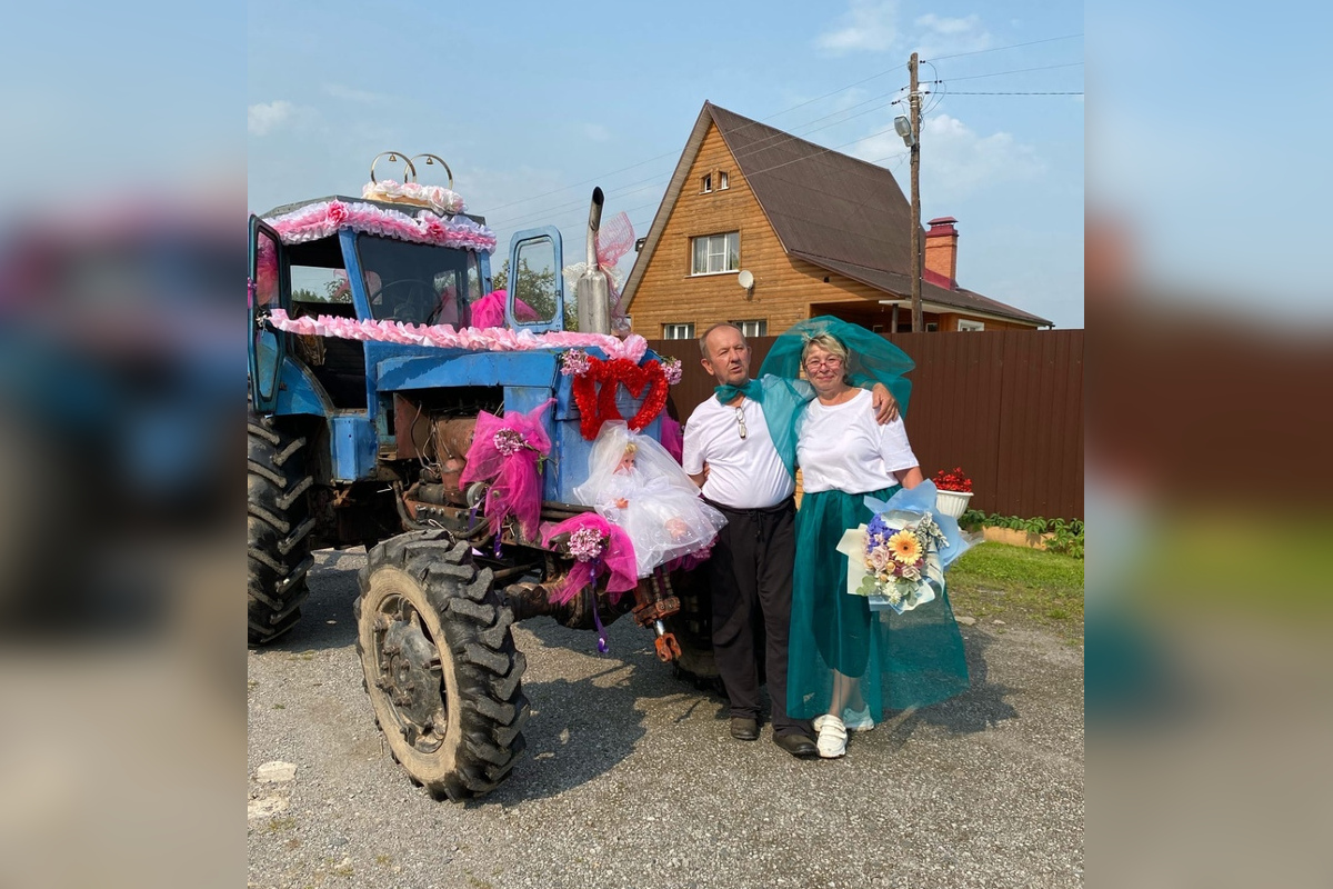 Свадьба по-деревенски: в Тверской области невеста выкупила жениха, приехав за ним на тракторе