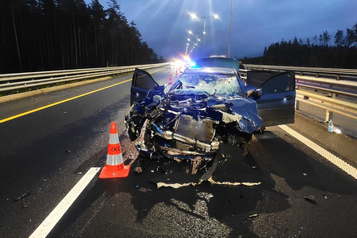 Водитель BMW пострадал при столкновении с фурой в Тверской области