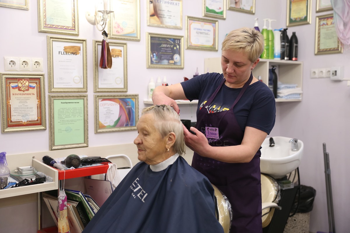В Твери работает бесплатная парикмахерская для ветеранов и инвалидов