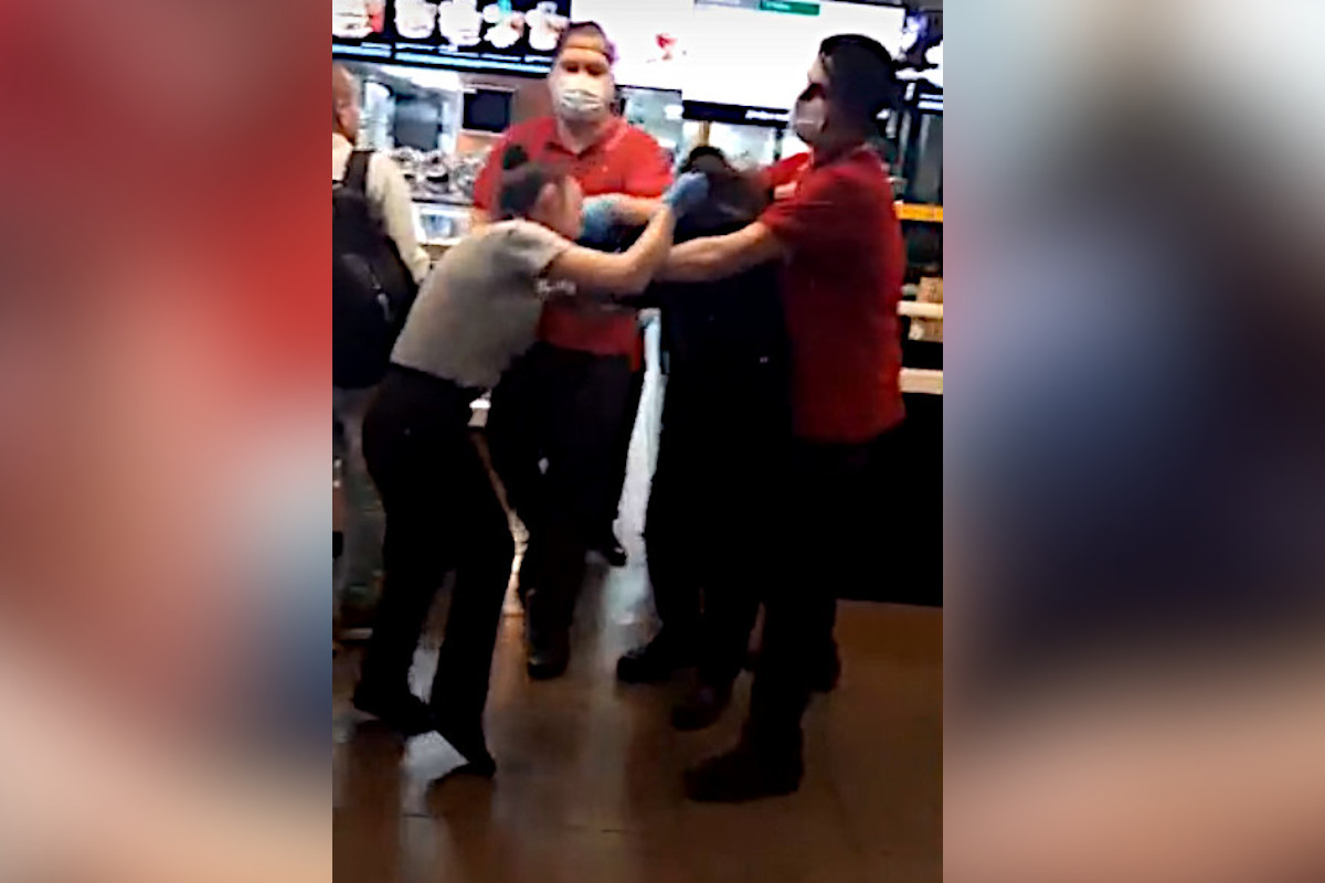 Драка в тверском McDonald’s: сотрудник и посетитель таскали друг друга за волосы