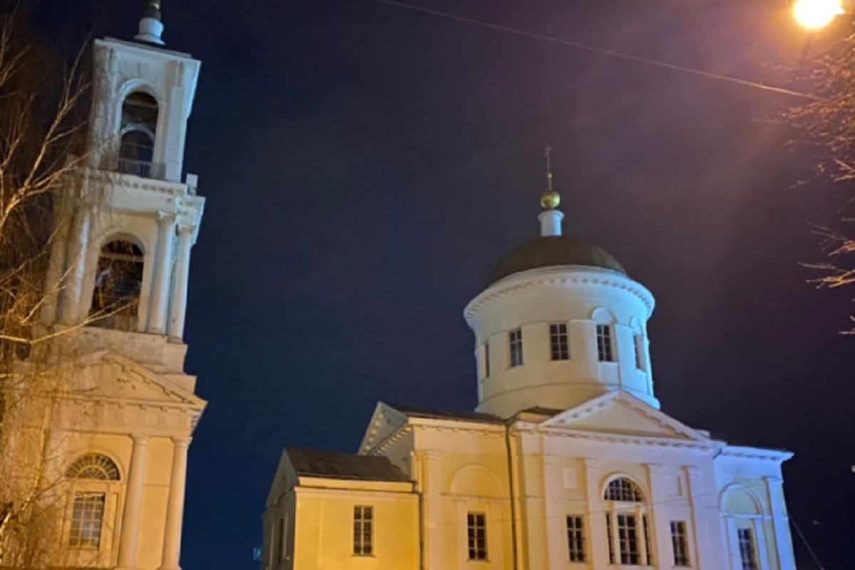 В Тверской области пьяный мужчина забрался на церковь и рухнул вниз с 10-метровой высоты