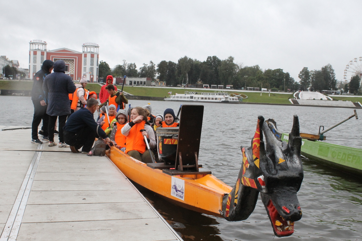В Твери 200 детей соревновались в гребле на лодках-драконах