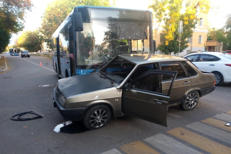 Пассажирка синего автобуса пострадала в ДТП в Твери