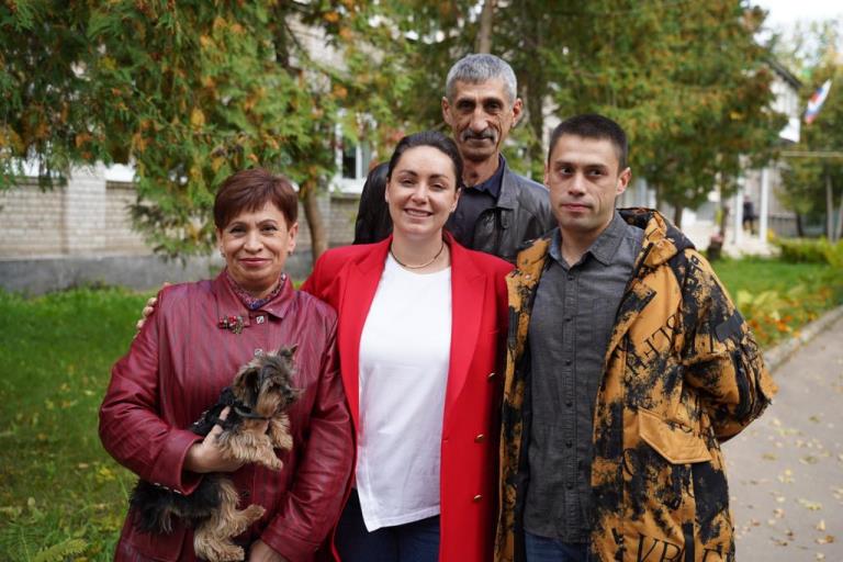 Лидер тверских волонтеров Юлия Саранова проголосовала вместе с семьей