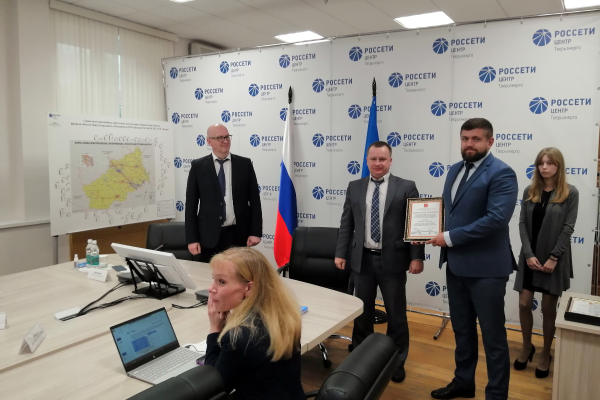 Министр энергетики и ЖКХ Тверской области наградил энергетиков за восстановление электроснабжения в Андреаполе