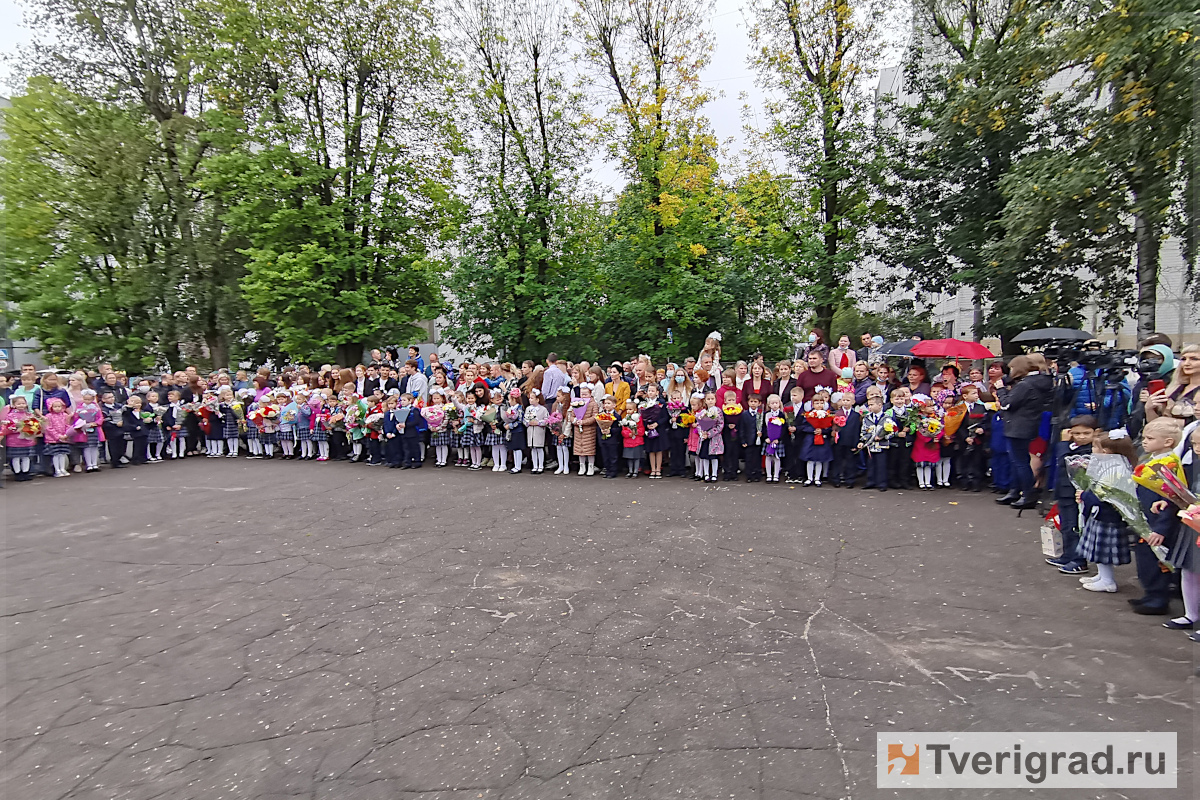 5600 улыбок в ненастный день: у Тверских первоклашек начался 11-летний школьный марафон