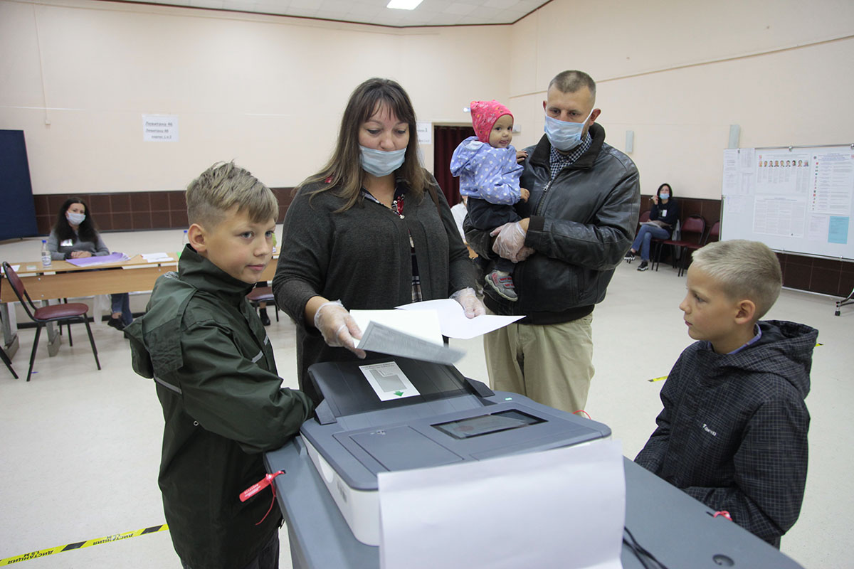 В Твери проголосовала многодетная семья Проскуряковых