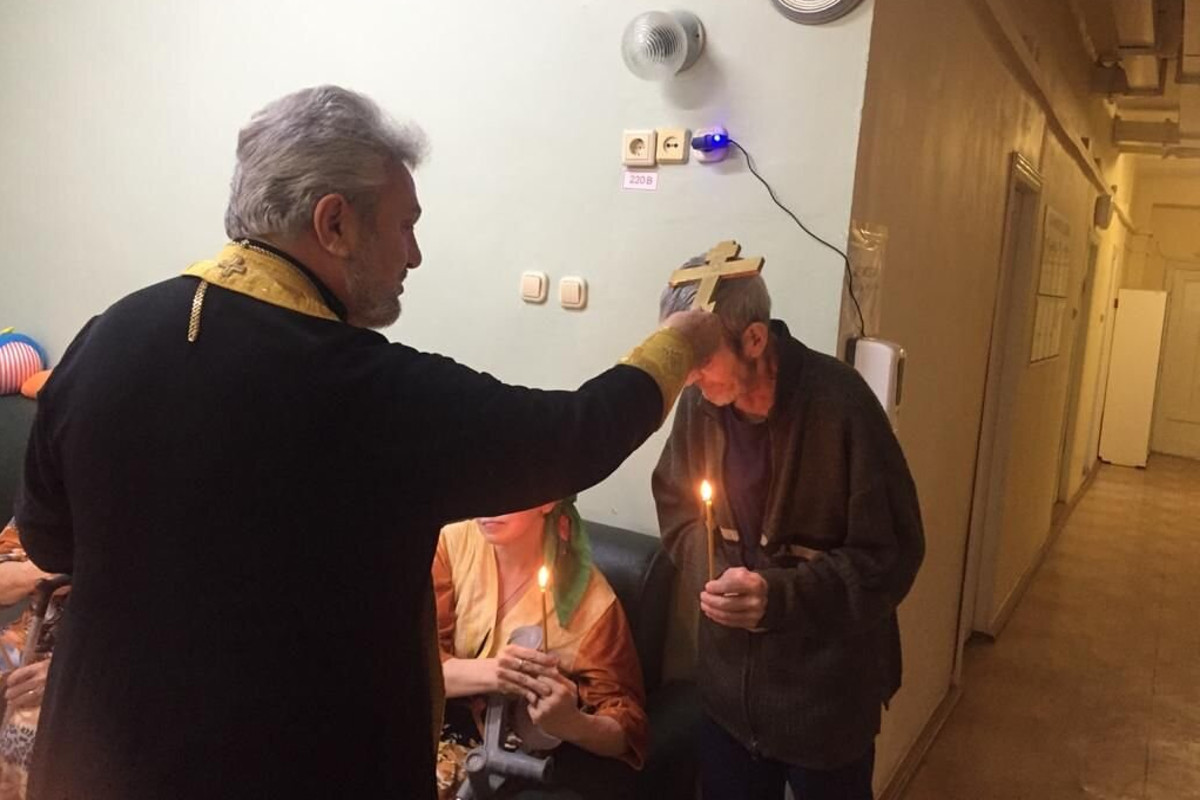 В Тверской области священник окропил святой водой неизлечимо больных в хосписе