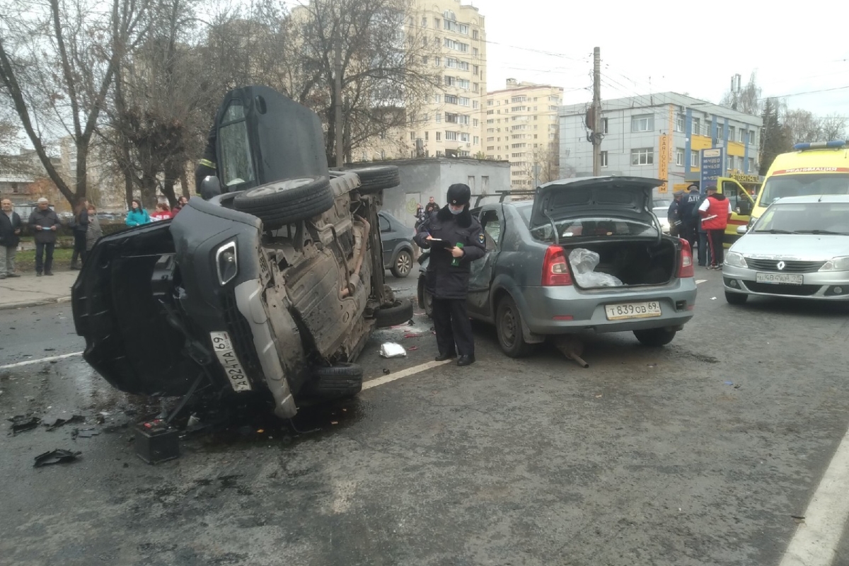 В Твери в ДТП с перевернутой машиной пострадали 6 человек, 2 из них - дети
