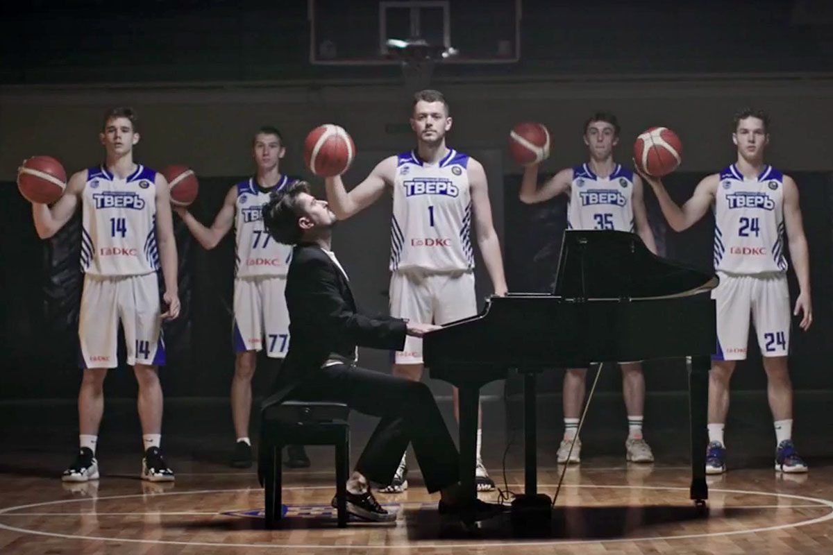 Видеоклип с роялем на баскетбольной площадке собирает тысячи просмотров