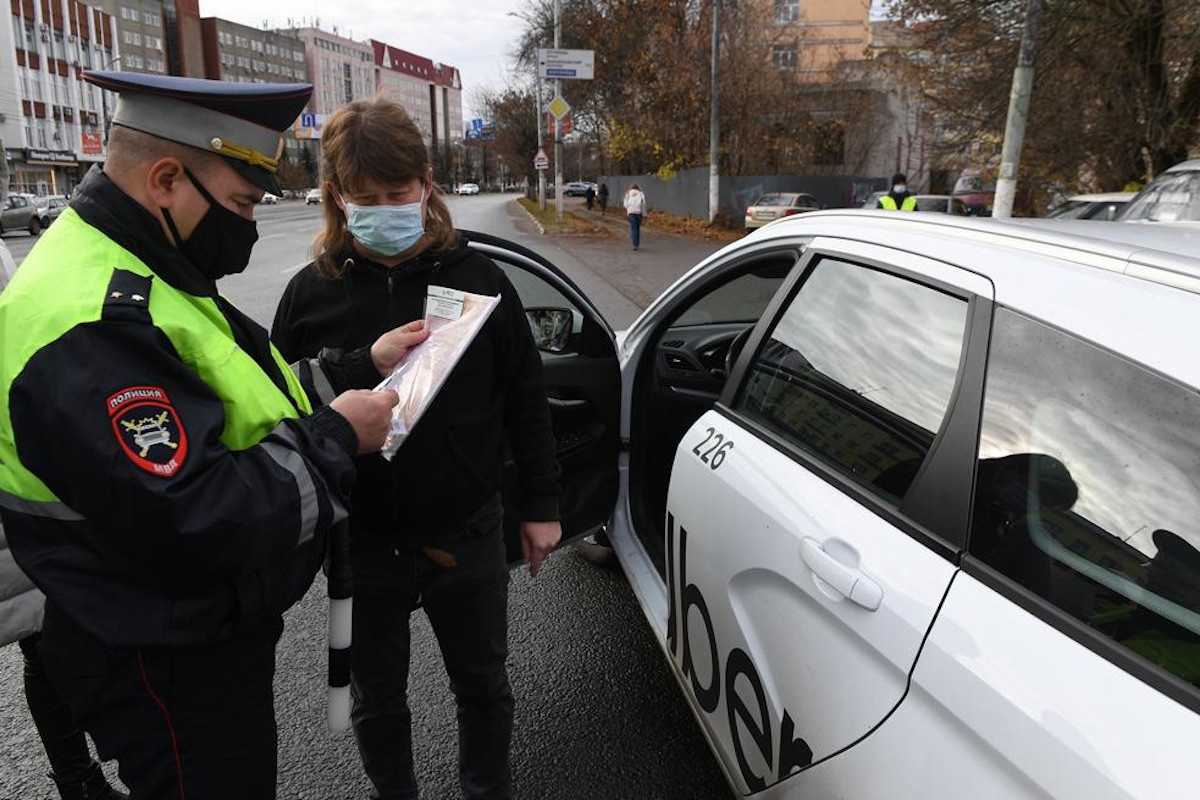 В Твери водителей такси и пассажиров проверили на наличие защитных масок
