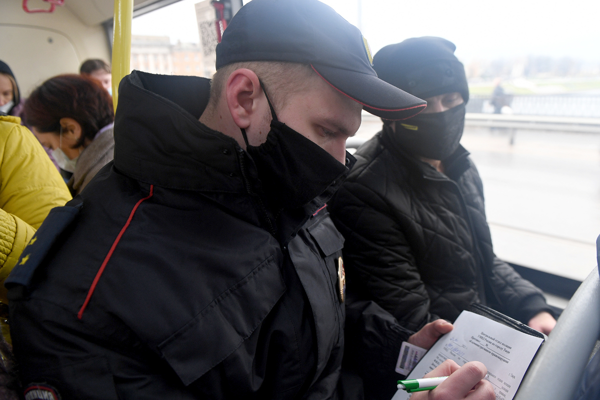 За неделю в Тверской области за проезд в автобусах без масок оштрафовали 80 пассажиров