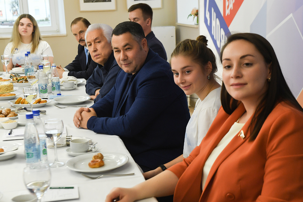 В День народного единства губернатор Тверской области встретился с волонтёрами и общественниками