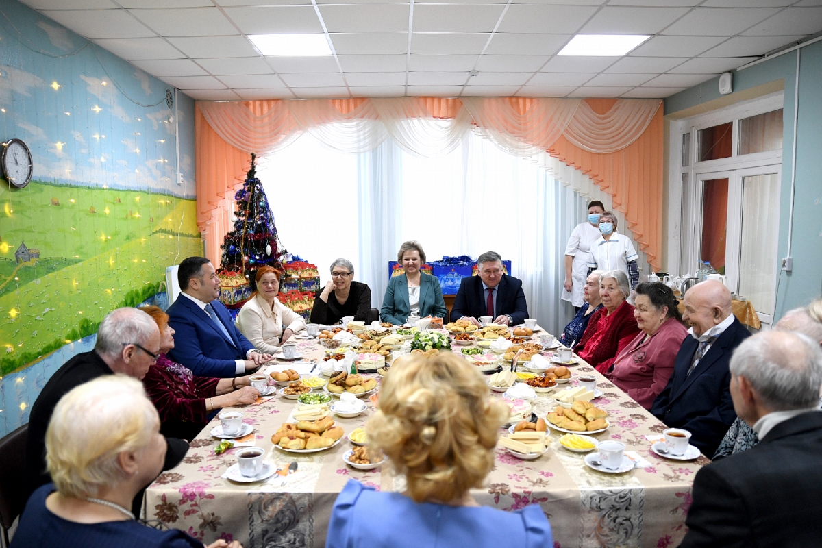 Игорь Руденя поздравил постояльцев Тверского геронтологического центра с наступающим Новым годом
