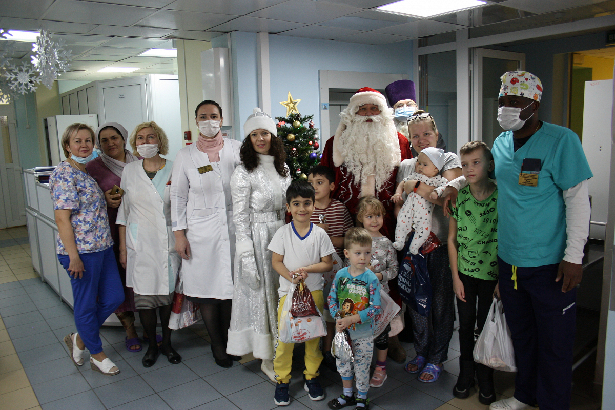 В Твери Дед Мороз поздравил детей в ДОКБ и доставил подарки в «красную зону» ковидного госпиталя