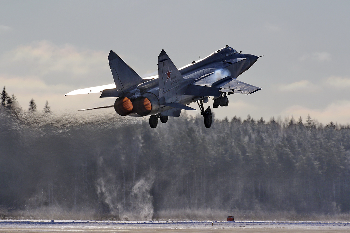 В небе над Тверской областью истребители сразились в воздушном бою с условным противником