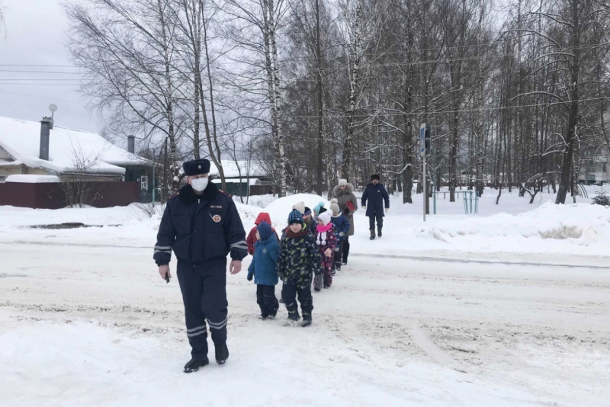Пешеходную экскурсию по дорогам Лихославля провели для дошколят сотрудники ГИБДД