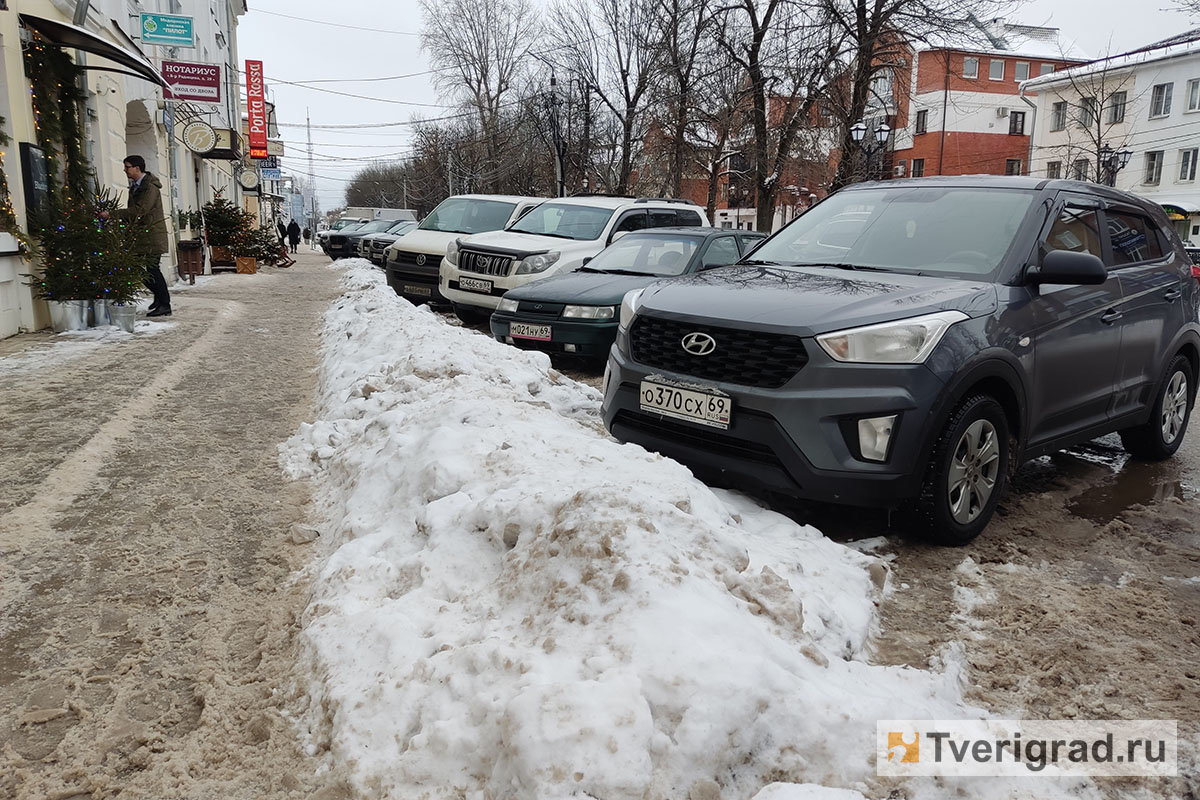 Вам место в сугробе: платные парковки в центре Твери утопают в снежной каше и лужах