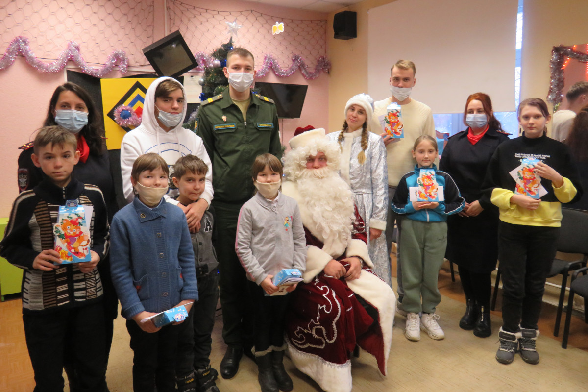 В Твери Полицейский Дед Мороз поздравил детей из реабилитационного центра