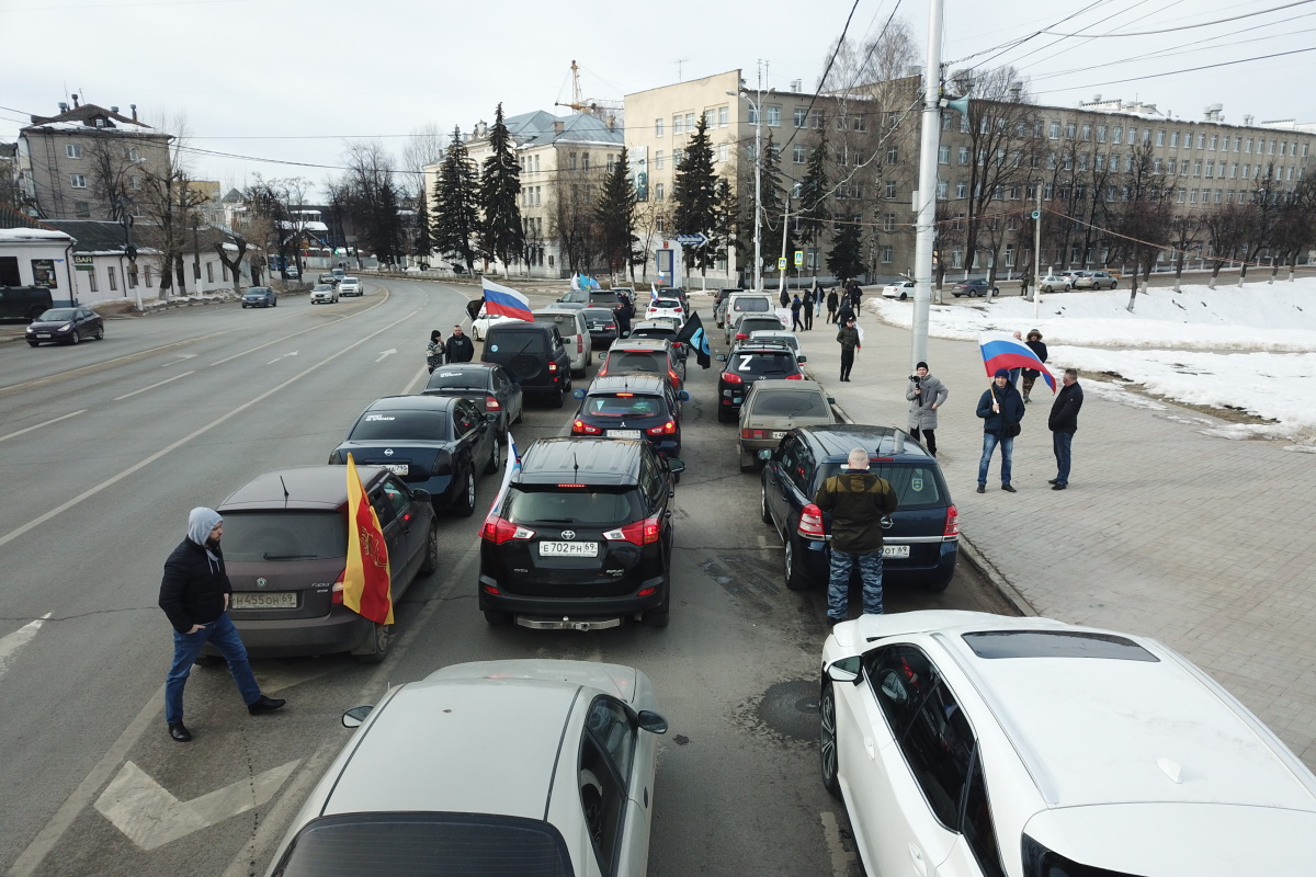 130 машин с флагами проехали по улицам Твери в поддержку российских военных на Украине
