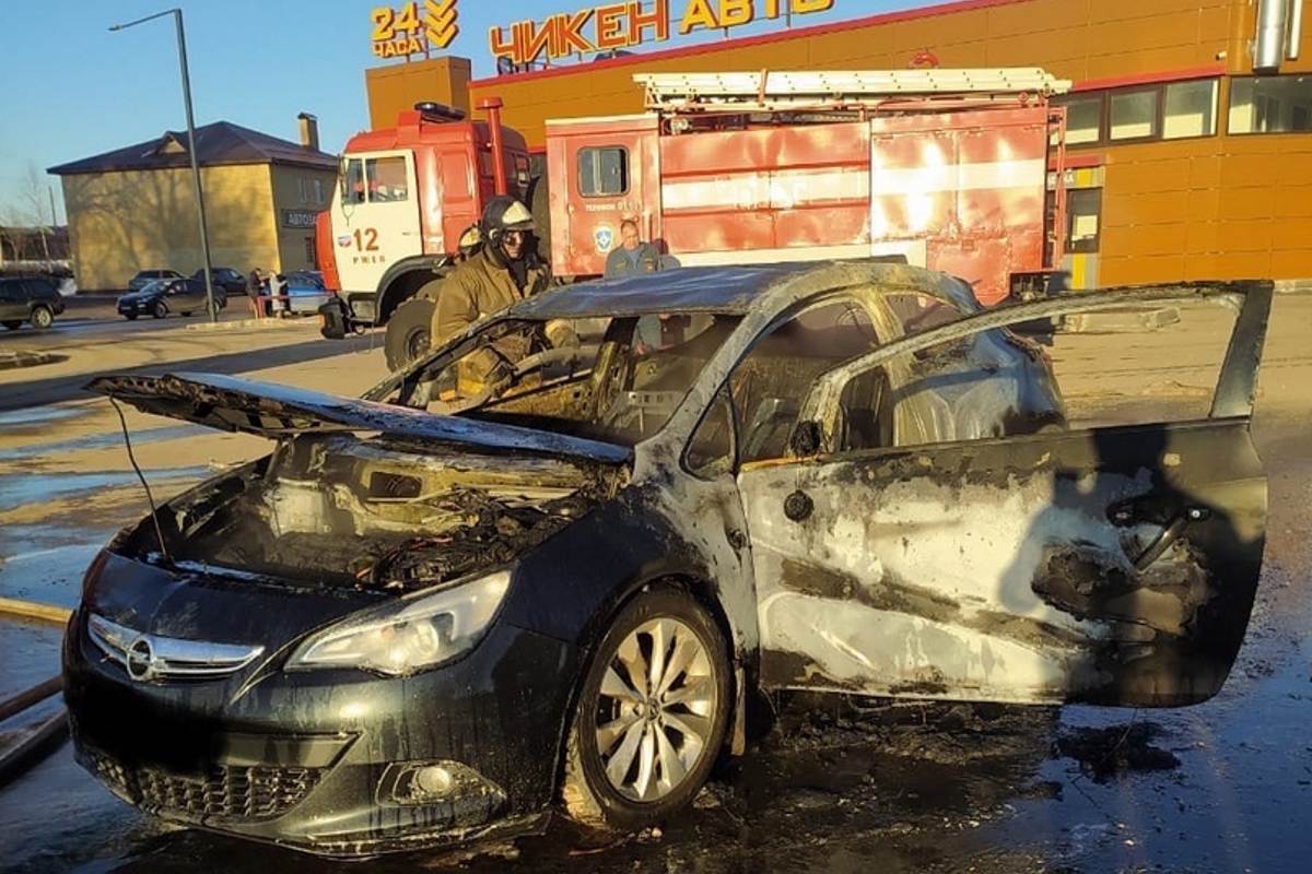 В Ржеве сняли на видео горящую на парковке иномарку