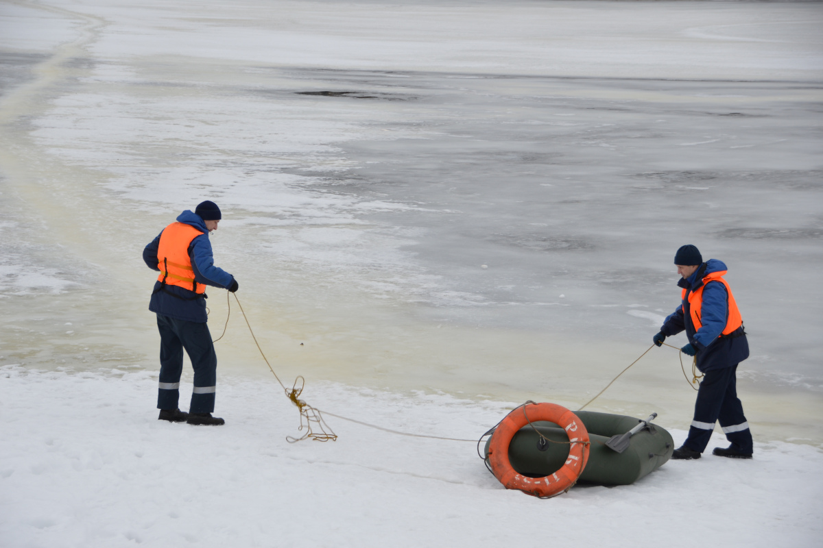 В Твери спасатели патрулируют водоёмы, где лёд стал совсем непрочным