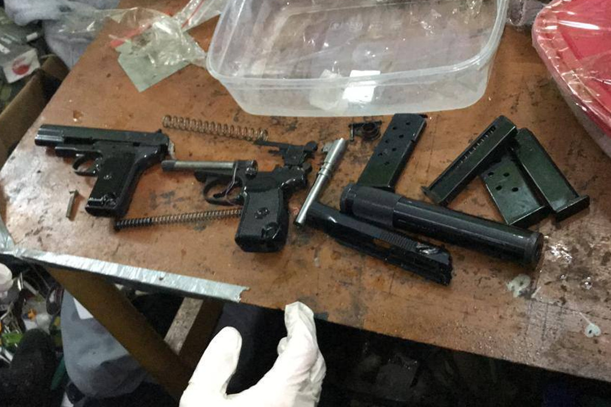 В Ржеве ФСБ задержала мужчину, у которого изъяты гранаты, взрывчатка и пистолеты с глушителями