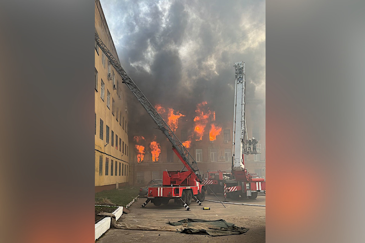 Тверь заволокло дымом из-за сильного пожара в военном НИИ в ближнем Заволжье