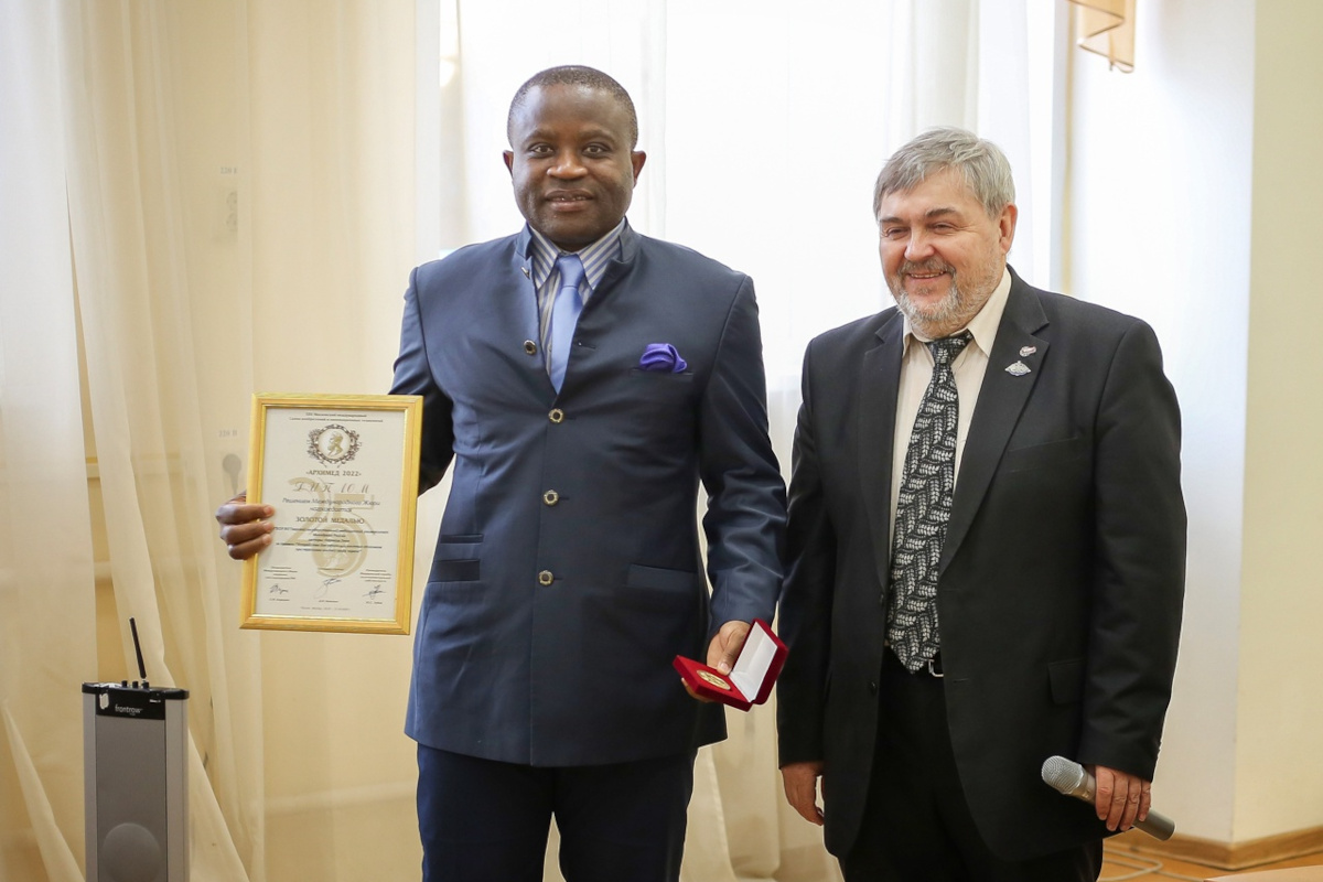 Спасший сотни жизней детей нейрохирург из Твери Леон Нганкам получил золотую медаль за изобретение