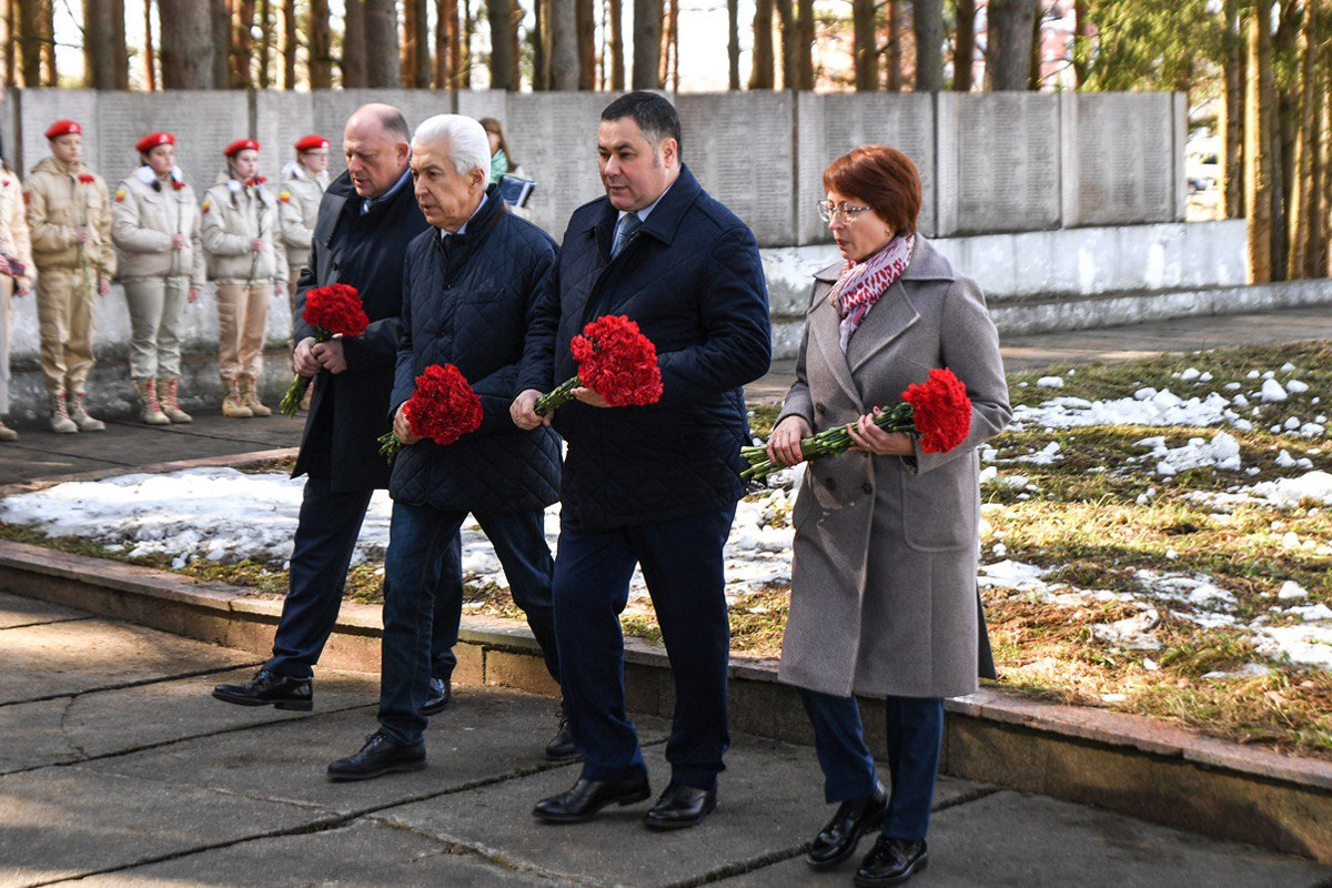 Игорь Руденя возложил цветы к обелиску мемориального комплекса на Московской Горе в Зубцове