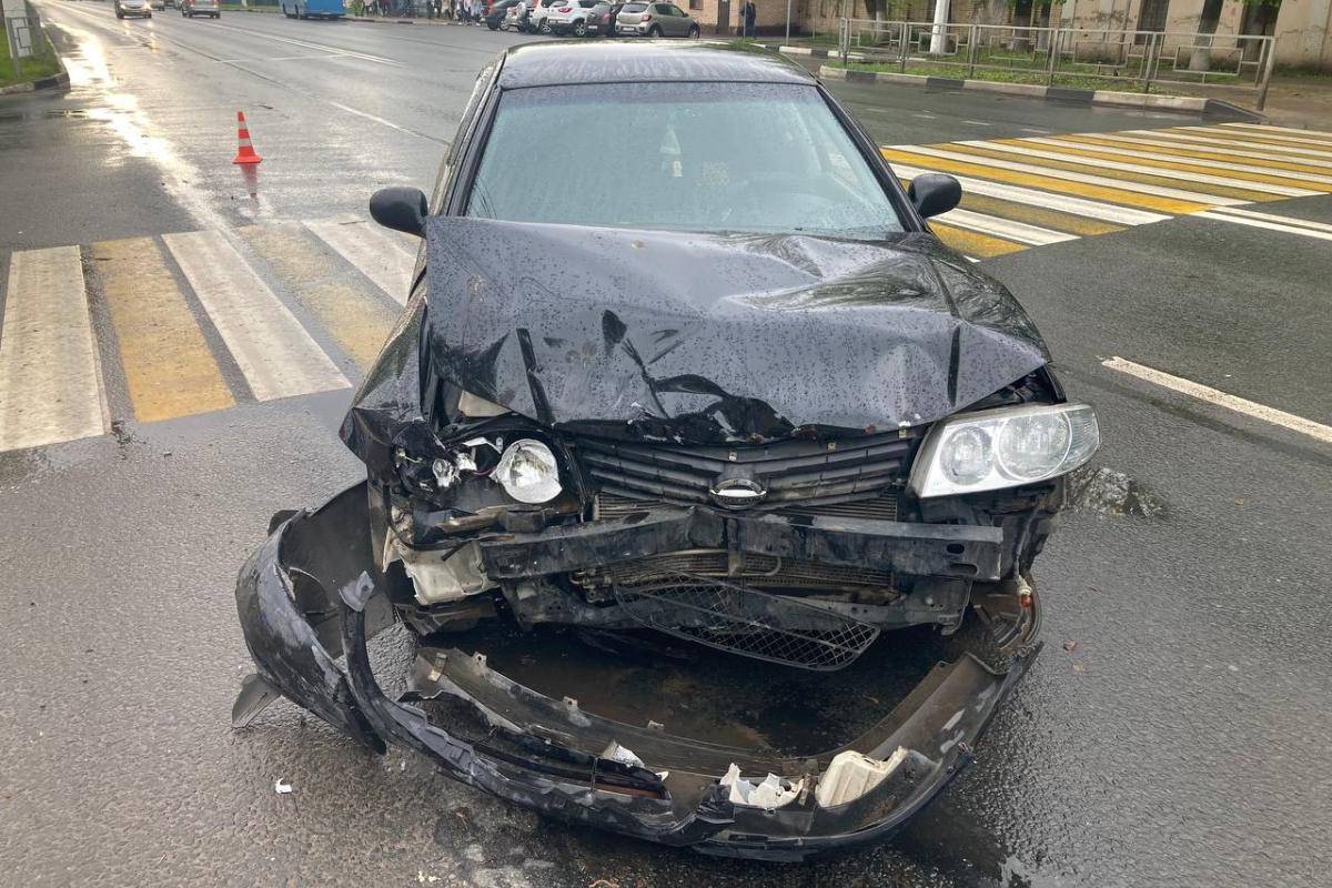 Водитель пострадал при столкновении трех автомобилей в Твери