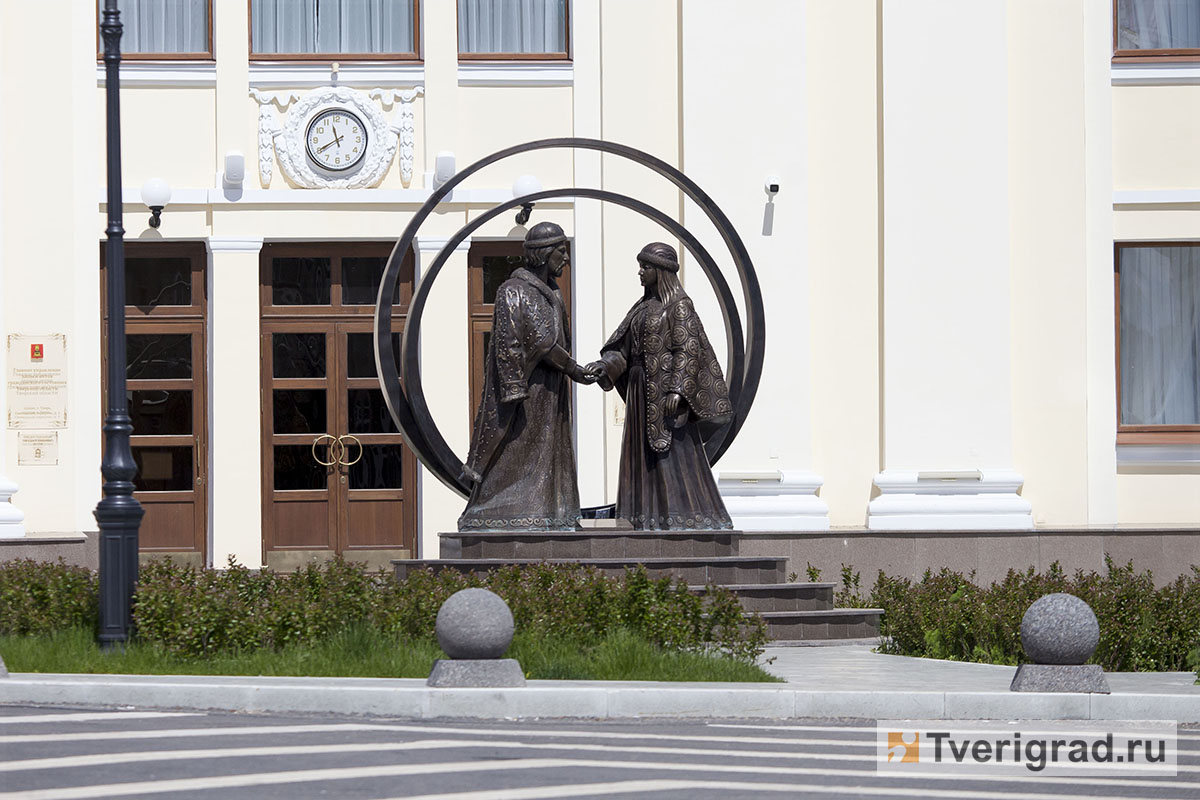 В Твери площадь у Дворца бракосочетания официально названа в честь Анны Кашинской