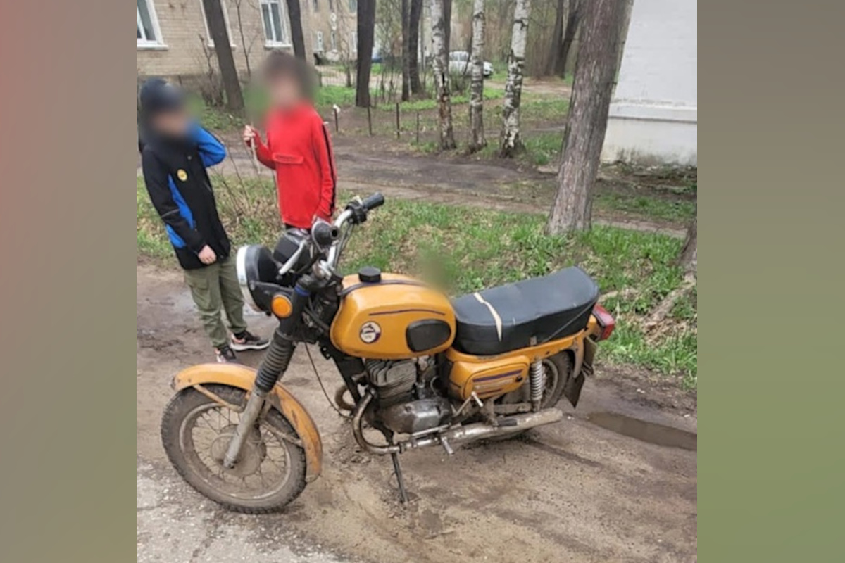 Под Тверью сотрудники ГИБДД остановили 13-летнего мальчика на мотоцикле