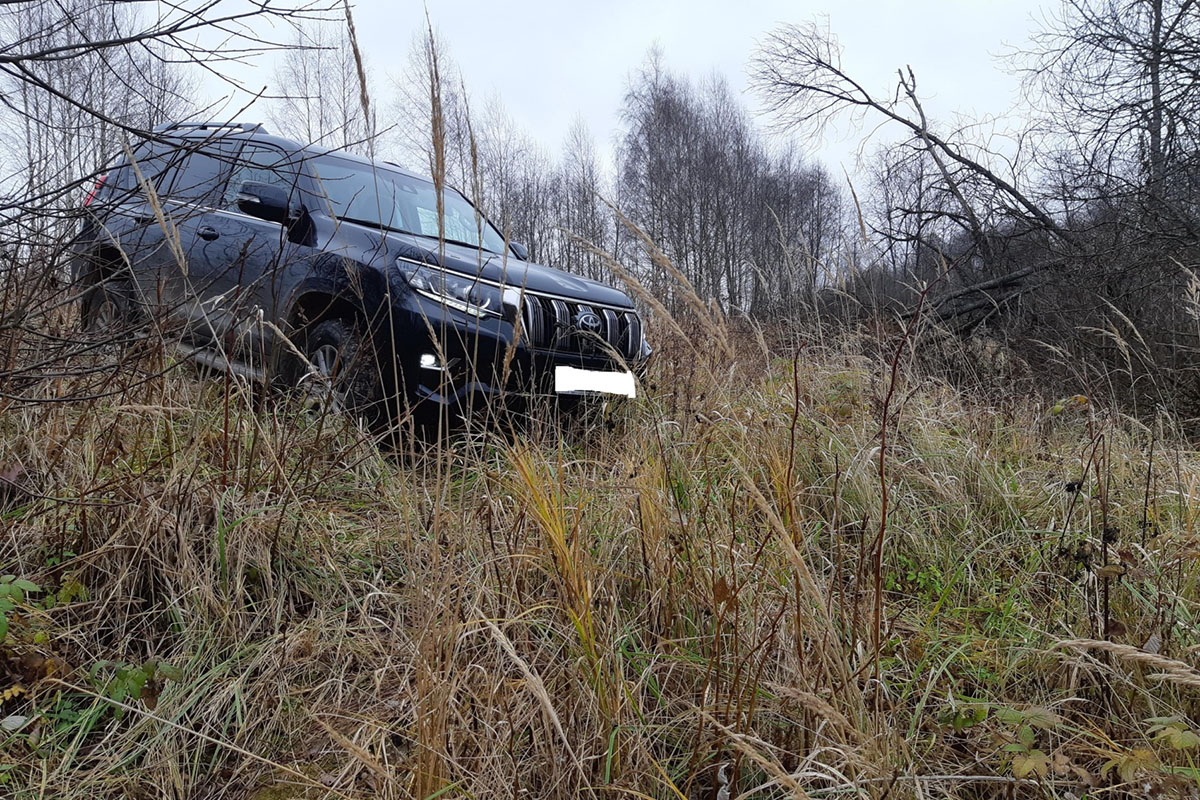 Угонщик спрятал краденый Land Cruiser в Тверской области, но оставил полицейским следы ДНК