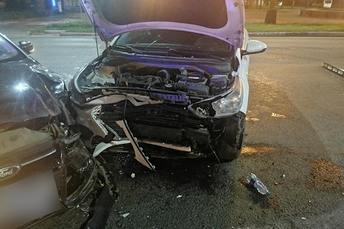 Мужчина пострадал в столкновении двух автомобилей в Твери