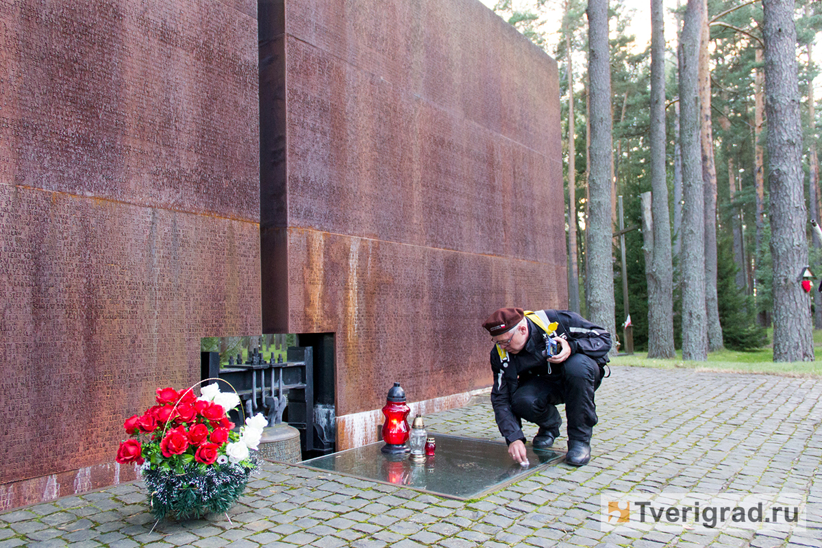 В МИД назвали неуместным присутствие польского флага на мемориале Медное под Тверью