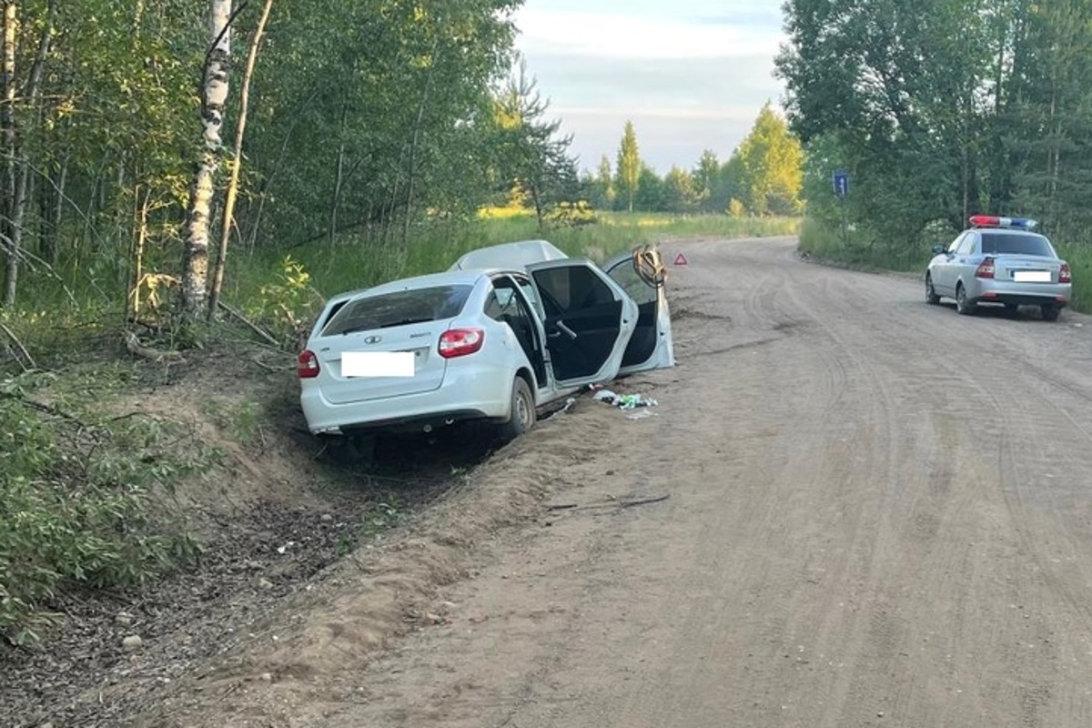 В Тверской области в ДТП пострадал пассажир вылетевшей в кювет легковушки