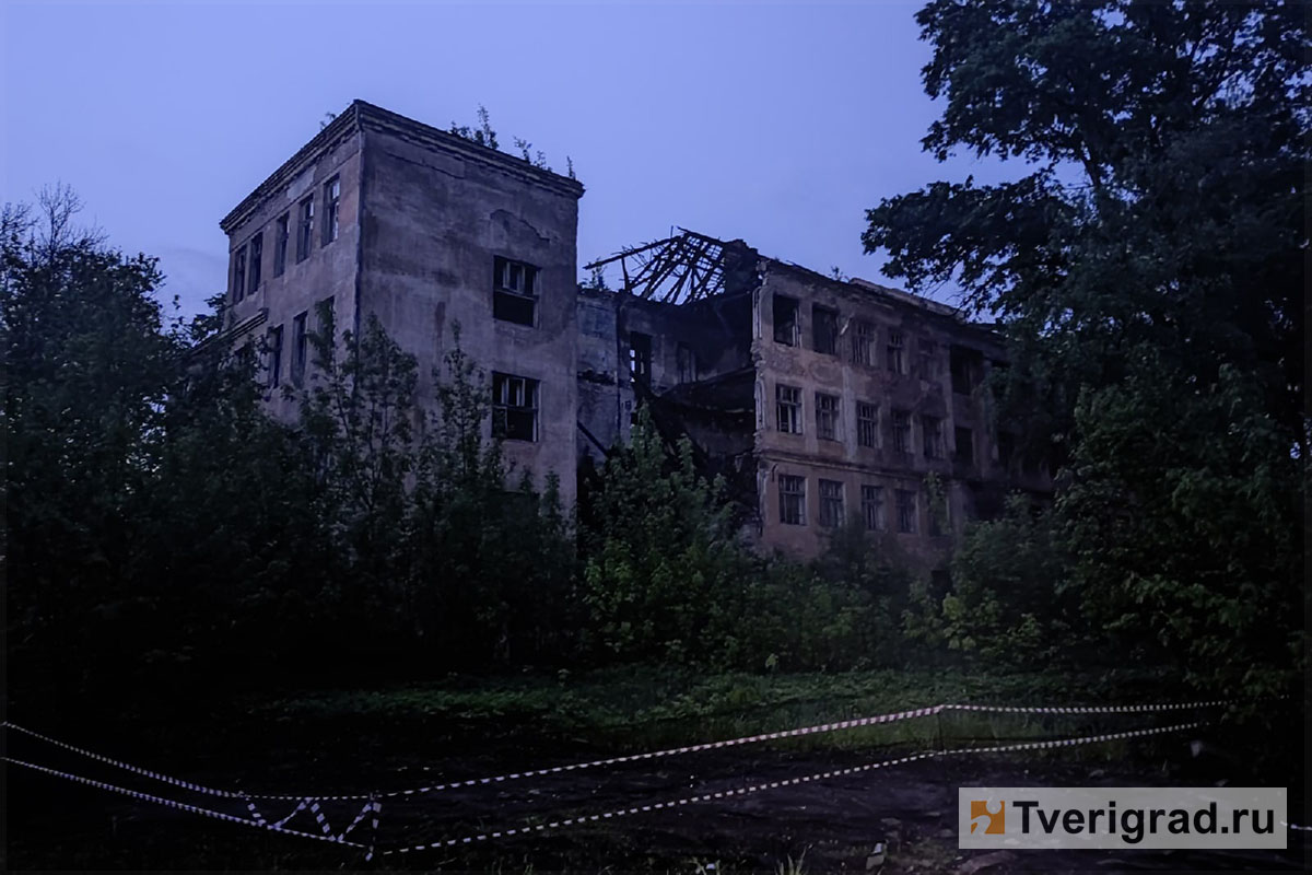 В Твери рухнула часть здания заброшенной школы № 5
