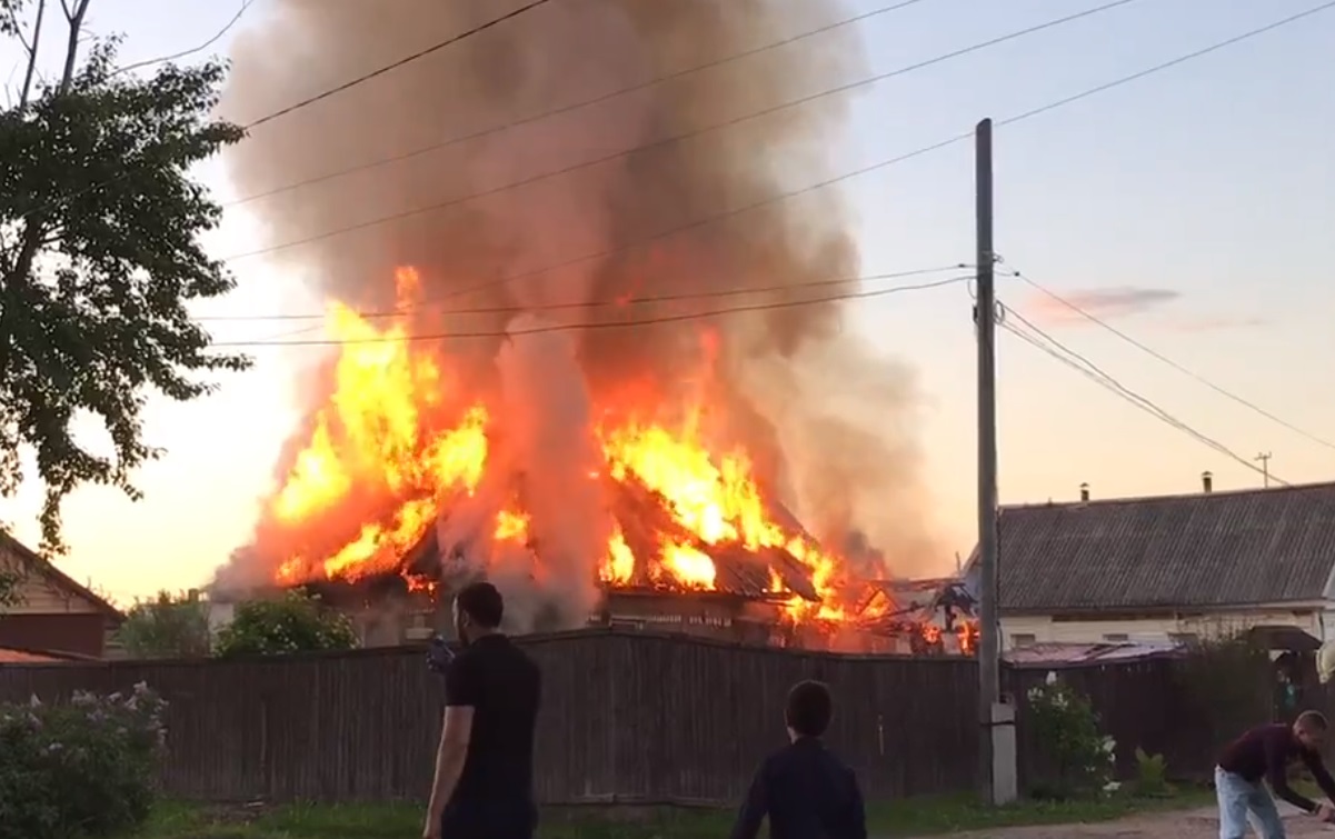 В Тверской области на видео сняли страшный пожар