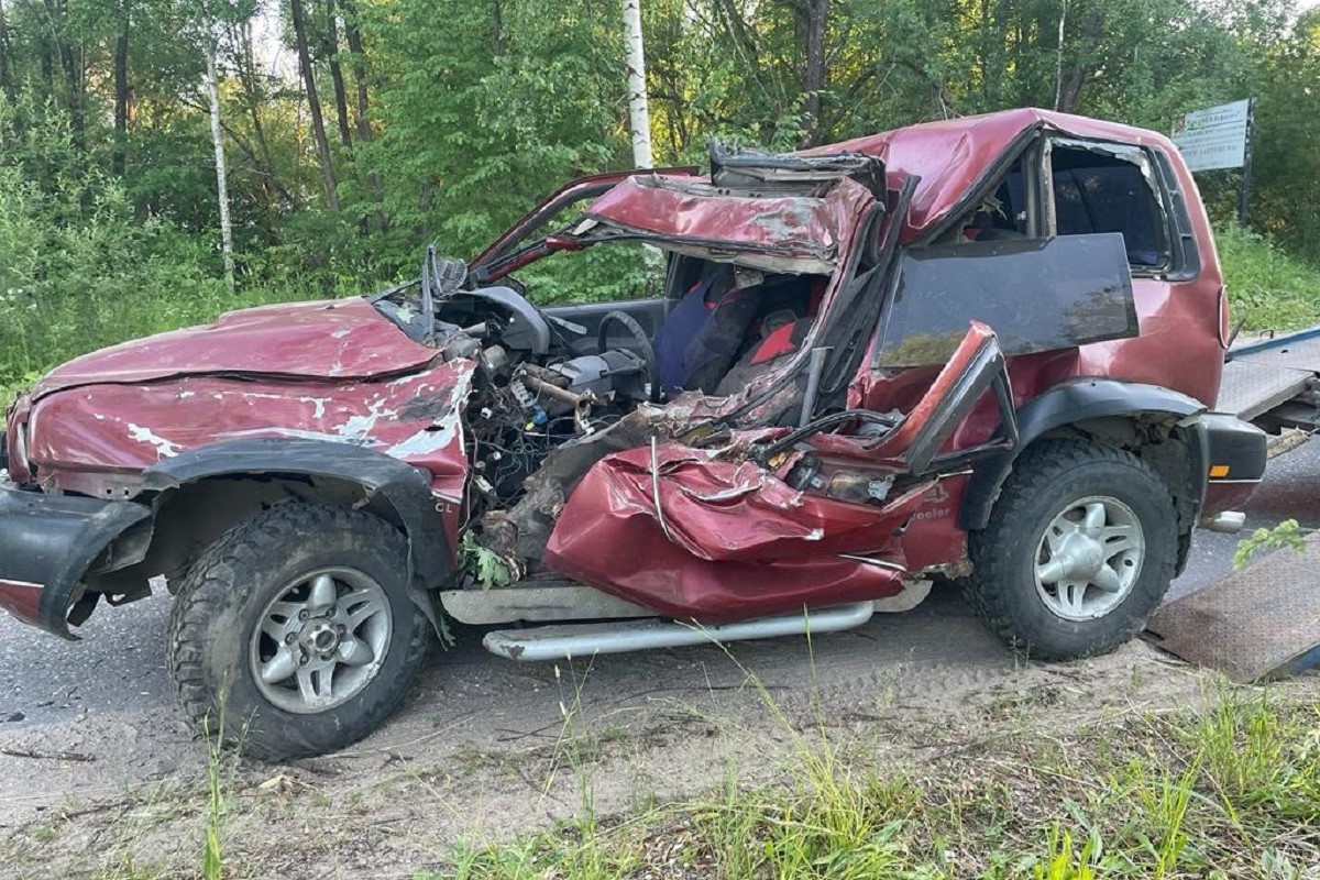 В Тверской области погиб водитель внедорожника, врезавшегося в дерево