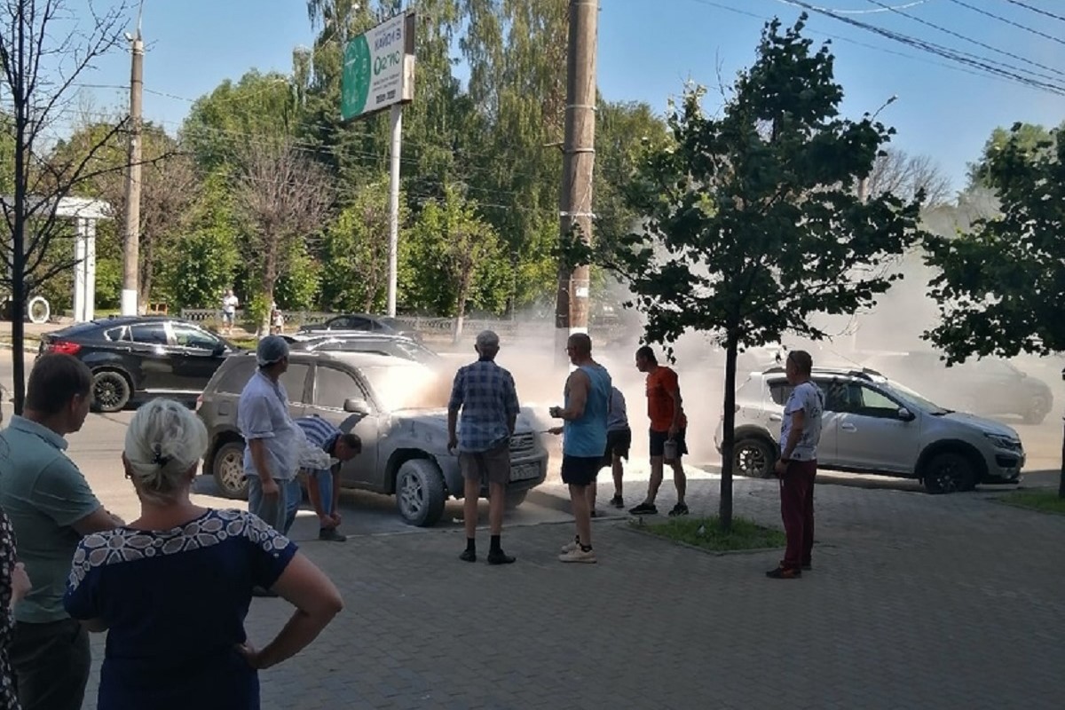 На проспекте Победы в Твери загорелся припаркованный автомобиль