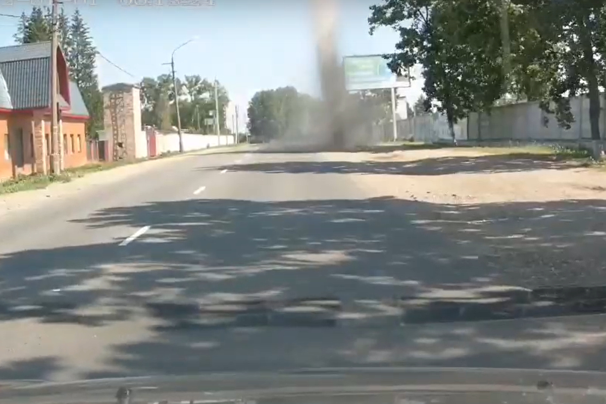 Торнадо во Ржеве сняли на видеорегистратор
